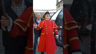 Paul Hunn "Theburperking" meets the Town Crier.