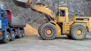 CAT 988 B loading Dump Trucks