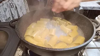 Paccheri con Crema di Burrata e Pistacchio con Pancetta - Ricetta MAGIC COOKER