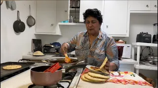 Asiendo unas gorditas de carne molida y papas con chile rojo