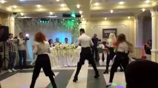 Флэшмоб официантов Z-Dance танцующие официанты