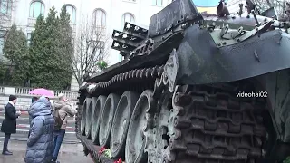 Panzer vor der Russischen Botschaft in Berlin .Putins neues Modell