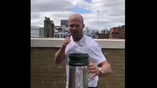 Джейсон Стетхем поучаствовал в Bottle Cap Challenge