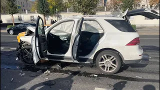 На Садовом кольце легковой автомобиль Мерседес влетел в людей. ДТП 16.09.2023 / авария сегодня