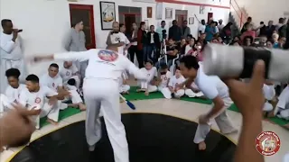 Capoeira só tombos, quedas, tesouras, rasteiras, trocação