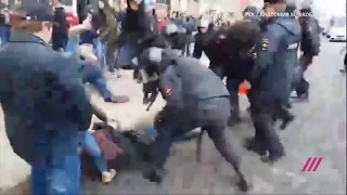 ОМОН в Петербурге бьет протестующих дубинками: видео жестких задержаний