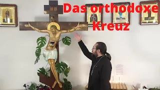 Das orthodoxe Kreuz und der Hahn