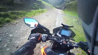 KTM 890 Adventure спуск с перевала Кетмень в долину Шелкодесу