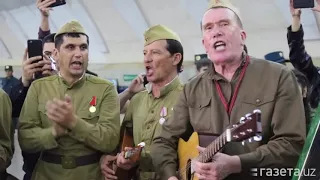 Военные музыканты выступили с песнями в Ташкентском метро