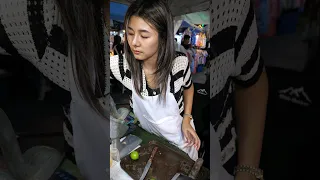 A beautiful woman who makes fresh fruit juice//Thai street food