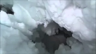 Альпинист упал в трещину ледника