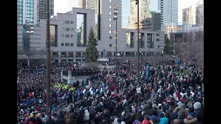 Thousands mourn van attack victims at #TorontoStrong vigil