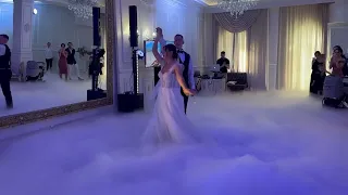 Весільний танець під романтичну пісню