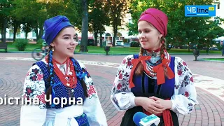 В аутентичних українських строях вулицями Чернігова – історія дівчат, які закохують у традиції