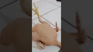 Como limpiar y destripar un pollo