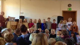 Børnehaveklassen og 1. klasse synger "Familien Tal"