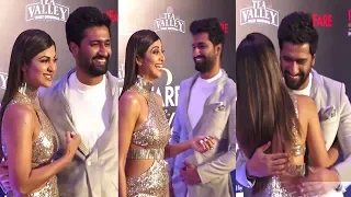 Shilpa Shetty Sweet Gesture Towards Vicky Kaushal Infront Of Media @ FILMFARE GLAMOUR & STYLE AWARDS