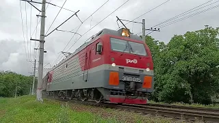 ЭП1П-035 с фирменным поездом Кисловодск—Адлер и трамвайчик