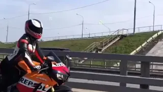 Девушка на Kawasaki ninja танцует в потоке. Лёша Свик малиновый свет.