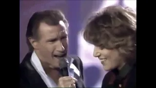 Bill Medley & Jennifer Warnes at live '(I've Had) The Time Of My Life'. Improved audio