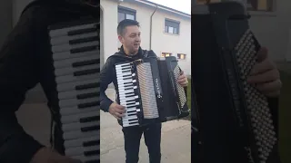 Paul Stângă, cântă cu un acordeon deosebit!!!