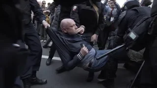 На Первомайской демонстрации в Петербурге жестко задержали депутата Максима Резника