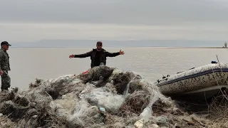 СОБРАЛИ ТОННЫ БРАКОНЬЕРСКИХ СЕТЕЙ НА КАПЧАГАЙСКОМ ВОДОХРАНИЛИЩЕ. Акция "Чистые Водоемы"