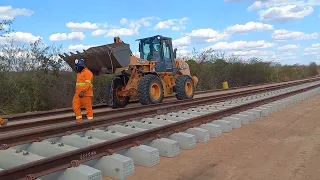 Colocando os trilhos do trem da Transnordestina no interior do Ceará