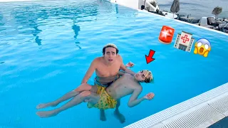 VINCI SI SENTE MALE IN PISCINA! ANDIAMO AL PRONTO SOCCORSO!! 😱