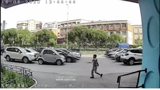 Автомобиль Smart сам протаранил другую машину на парковке.