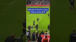 Mbappe and Neymar greet Thierry Henry before kick off  🤝🇫🇷