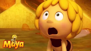 Maya Is Horrified By The Moth's Size! - Maya the bee🍯🐝🍯