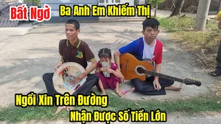 Bất ngờ ba anh em khiếm thị ngồi xin trên đường nhận được trên 10 triệu