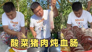 东北酸菜猪肉炖血肠，粗不粗就完事了。多少吃过这么粗的？【东北村花】