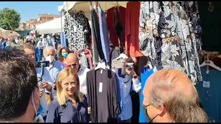 Giorgia Meloni in visita al mercato di Motta Camastra (Roma) con il candidato sindaco Michetti