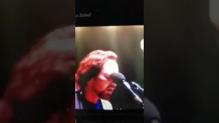Eddie Vedder emociona ao cantar Black em homenagem a Chris Cornell