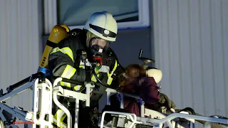 Feuerwehr rettet Mädchen über Drehleiter - FEUER 3 - dramatischer Kellerbrand in Köln | 17.12.2021