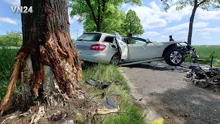 VN24 - Mercedes bursts into thousand pieces after hitting a tree at full speed