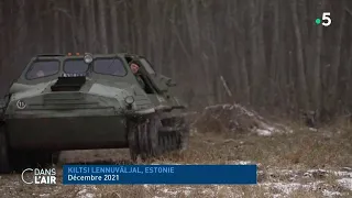 Poutine rêve d'URSS, l'Estonie renforce sa défense - Reportage #cdanslair 11.01.2022