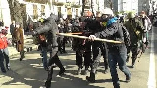 Ведут пленный Беркут -Киев -18.02.2014