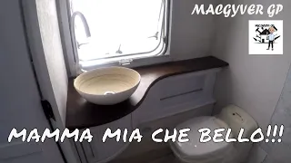 Bagno con lavandino a ciotola di bambu e suo piano d'appoggio in legno lamellare - camper fai da te