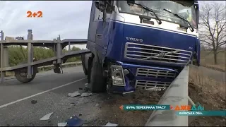 Водій Таврії підрізав вантажівку — фура перекинулася поперек траси