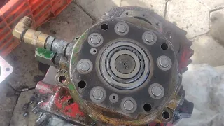 revisando bomba hidráulica radial de un Jhon Deere