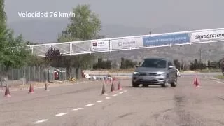 Volkswagen Tiguan 2016. Maniobra de esquiva (moose test) y eslalon | km77.com