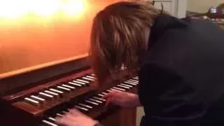 Jonas Karlsson spelar orgel för förskolebarnen