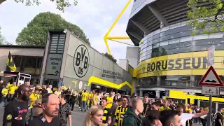 Paris Saint Germain Fans’ were fire 🔥 against Borussia Dortmund at Signal Iduna Park 😮. Unbelievable