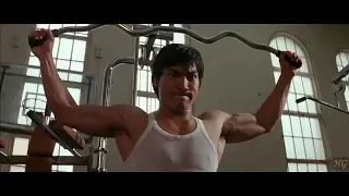 Bruce Lee pelea en gimnasio