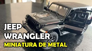 Miniatura do Jeep Wrangler de metal de ótima qualidade! Faz barulho do motor e acende os faróis!