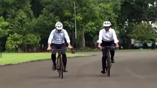 Albanese and Widodo bike ride said to 'remind everyone of their humble beginnings'