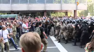 Сутички між мітингарями та правоохоронцями продовжились на Грушевського (відео)